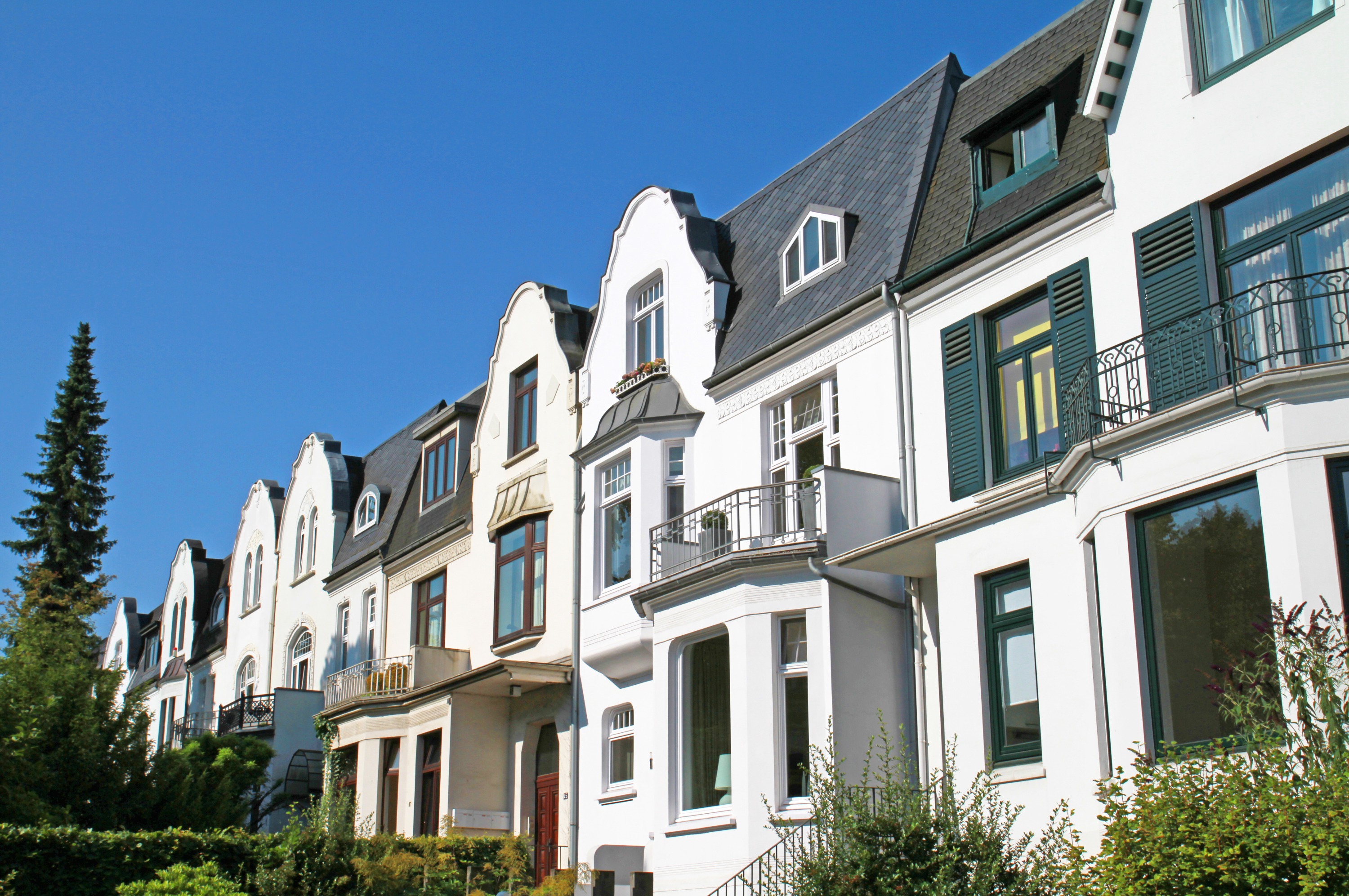 Gründerzeit-Häuser mit weißen Fassaden und grünen Fensterläden in Hamburg